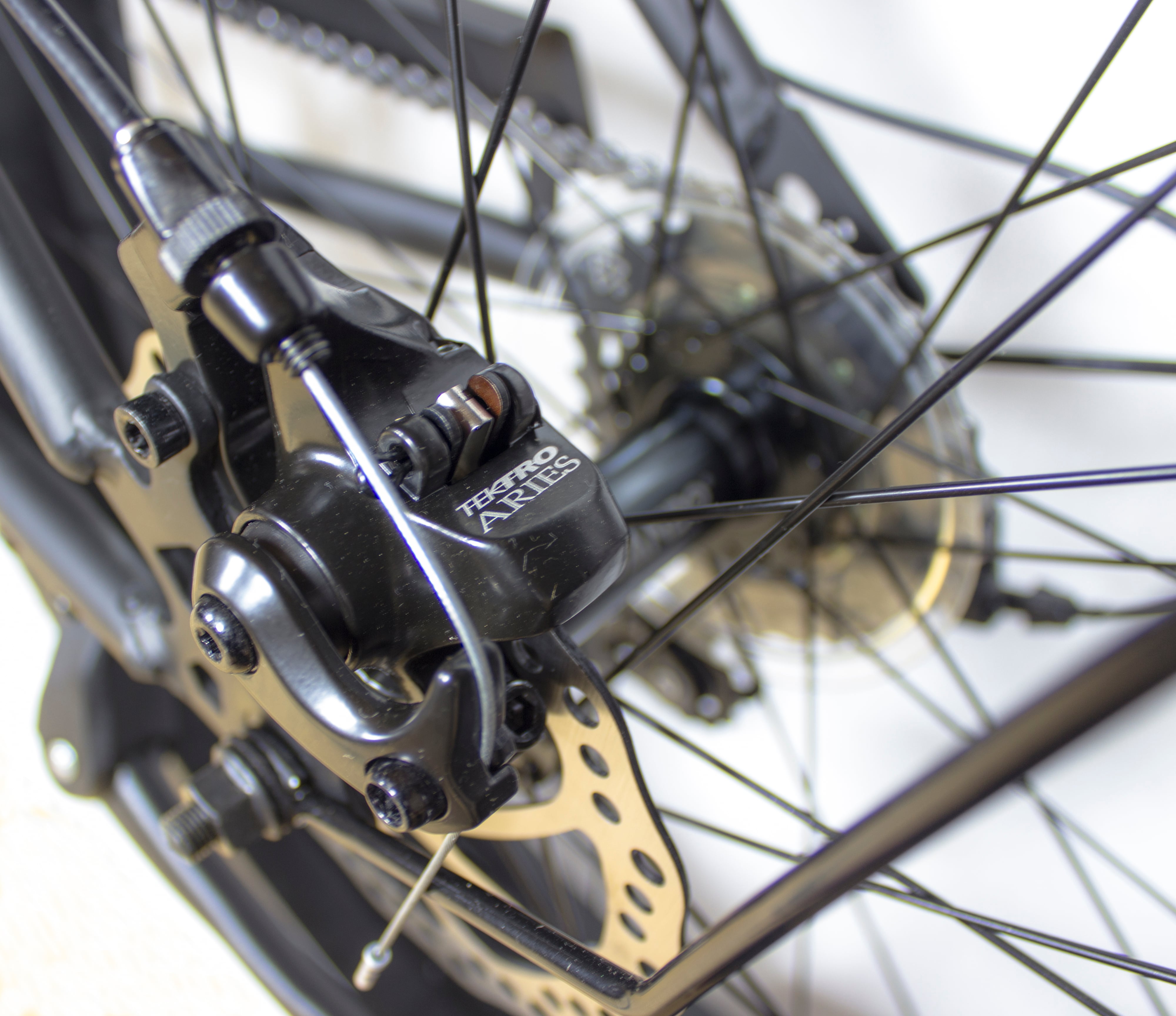 極太タイヤ ファットバイク 26インチ 泥除け付き 6段変速ギア BUGGS