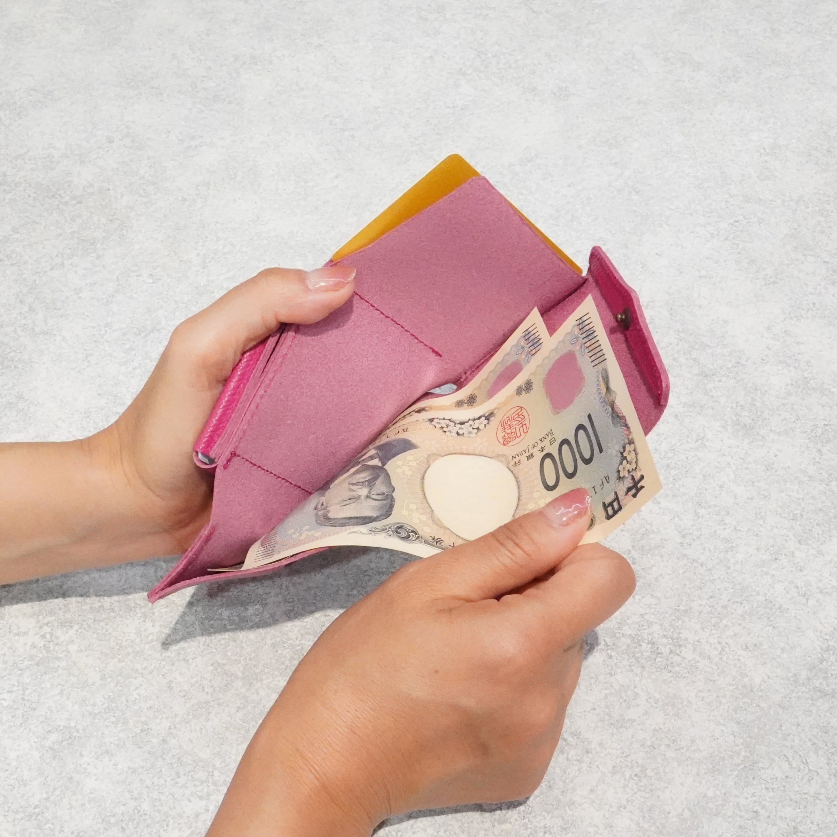 極小サイズで軽やかに！カードサイズの極小軽量三つ折り財布『timik