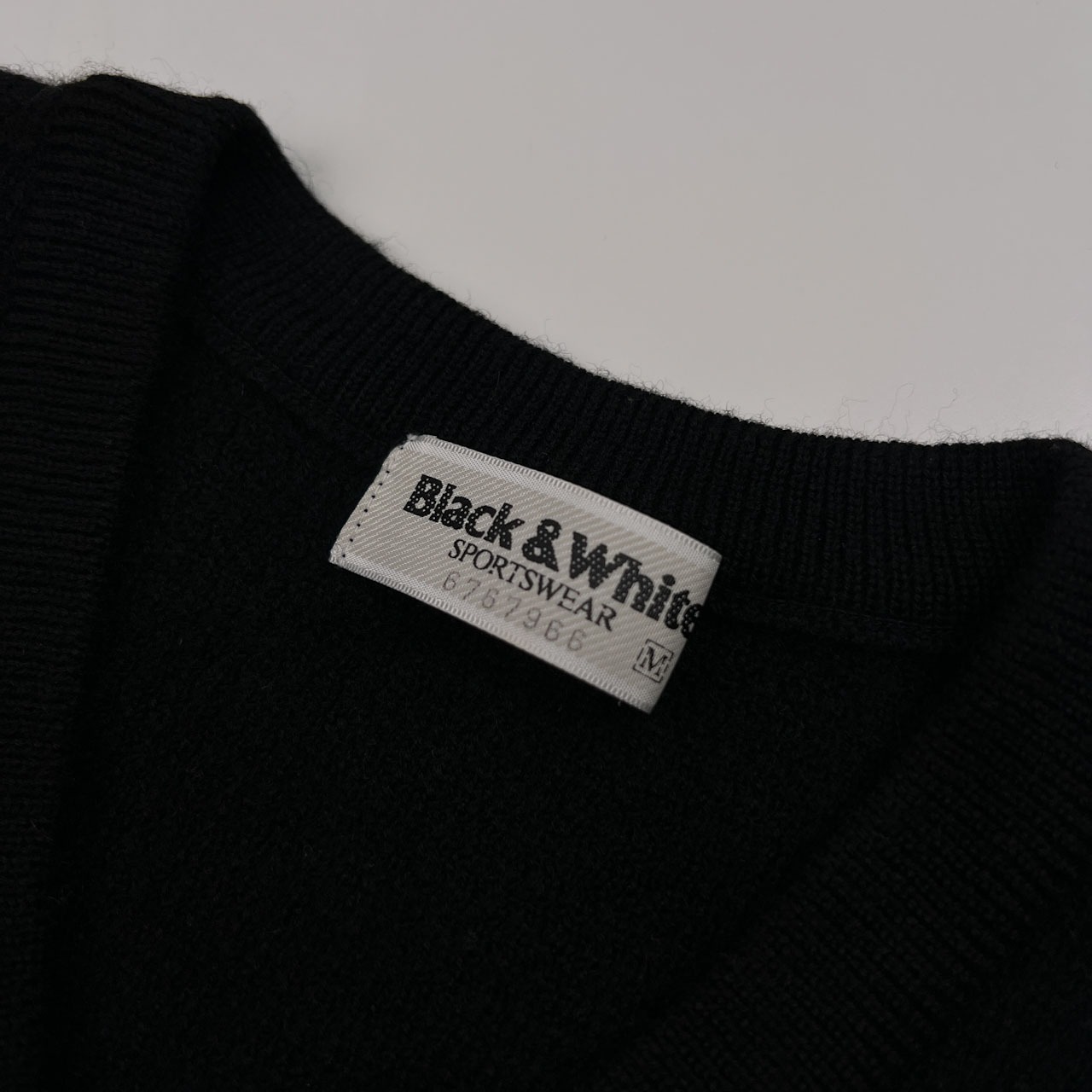 Black & White ブラックアンドホワイト ケーブル編み Vネック ウールニットベスト サイズ M /ブラック&ホワイト/ゴルフ/日本製