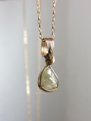 南アフリカ産ダイヤモンド原石(0.85ct)女神巻きペンダントトトップ