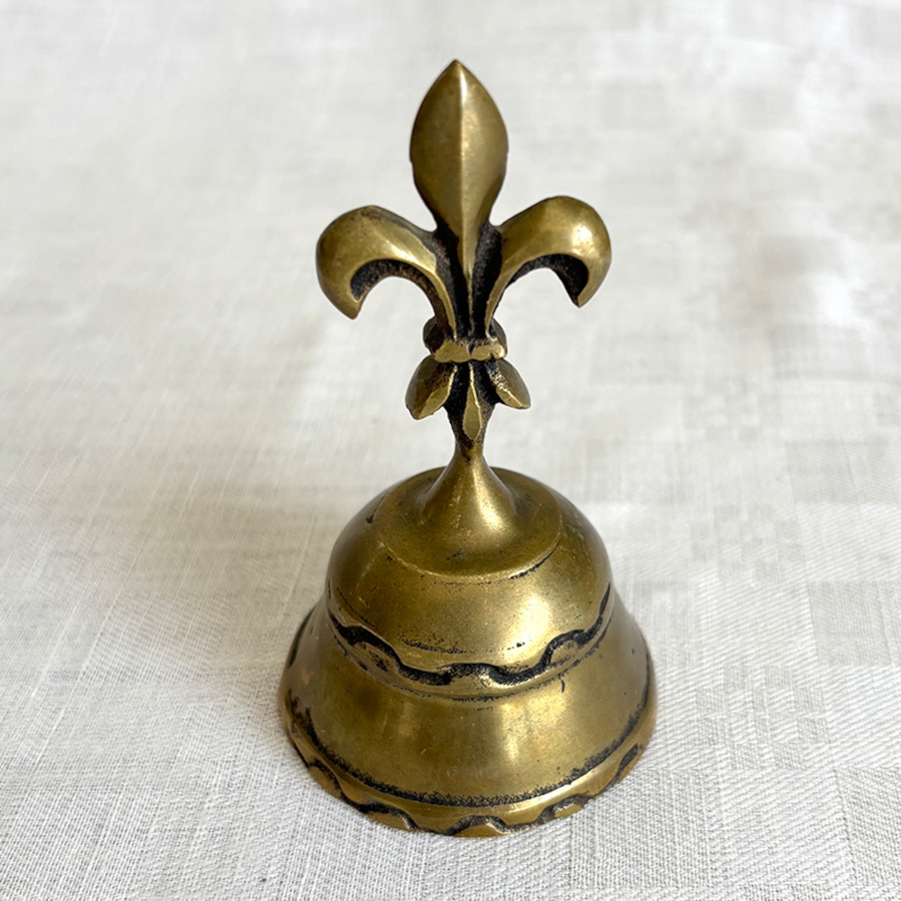 ハンドベル　呼び鈴　百合の紋章　真鍮製　澄んだ音色 19otg19-1