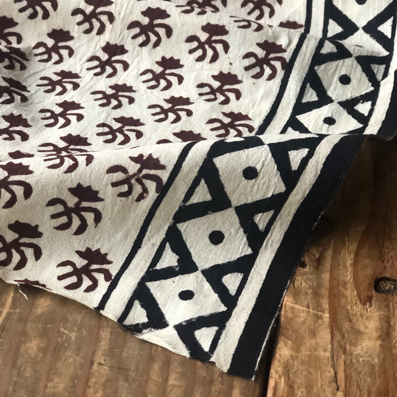《インド柄 No.16 /生成り 赤・片側黒模様 / コットン》南インドのブロックプリント