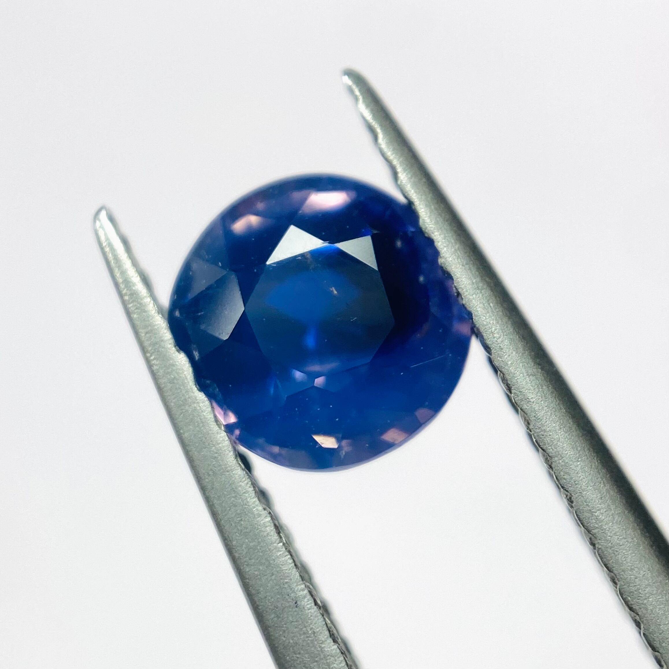 幻想的なシルキーブルーサファイア