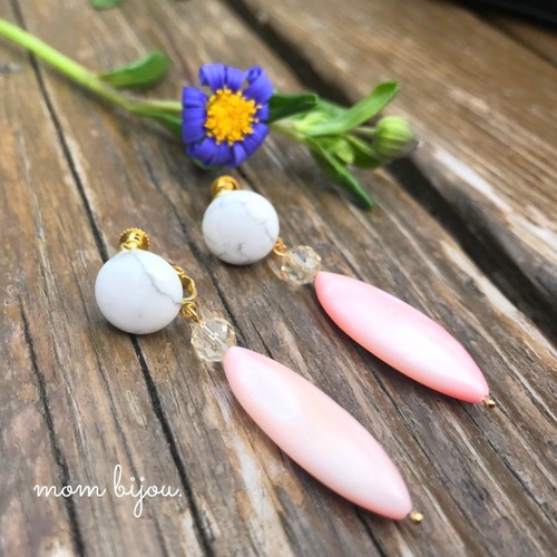 Haku☆14kgf howlite × color shell earrings