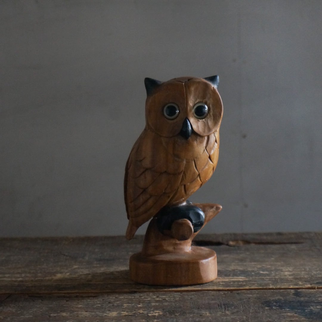 古い木製フクロウの置物