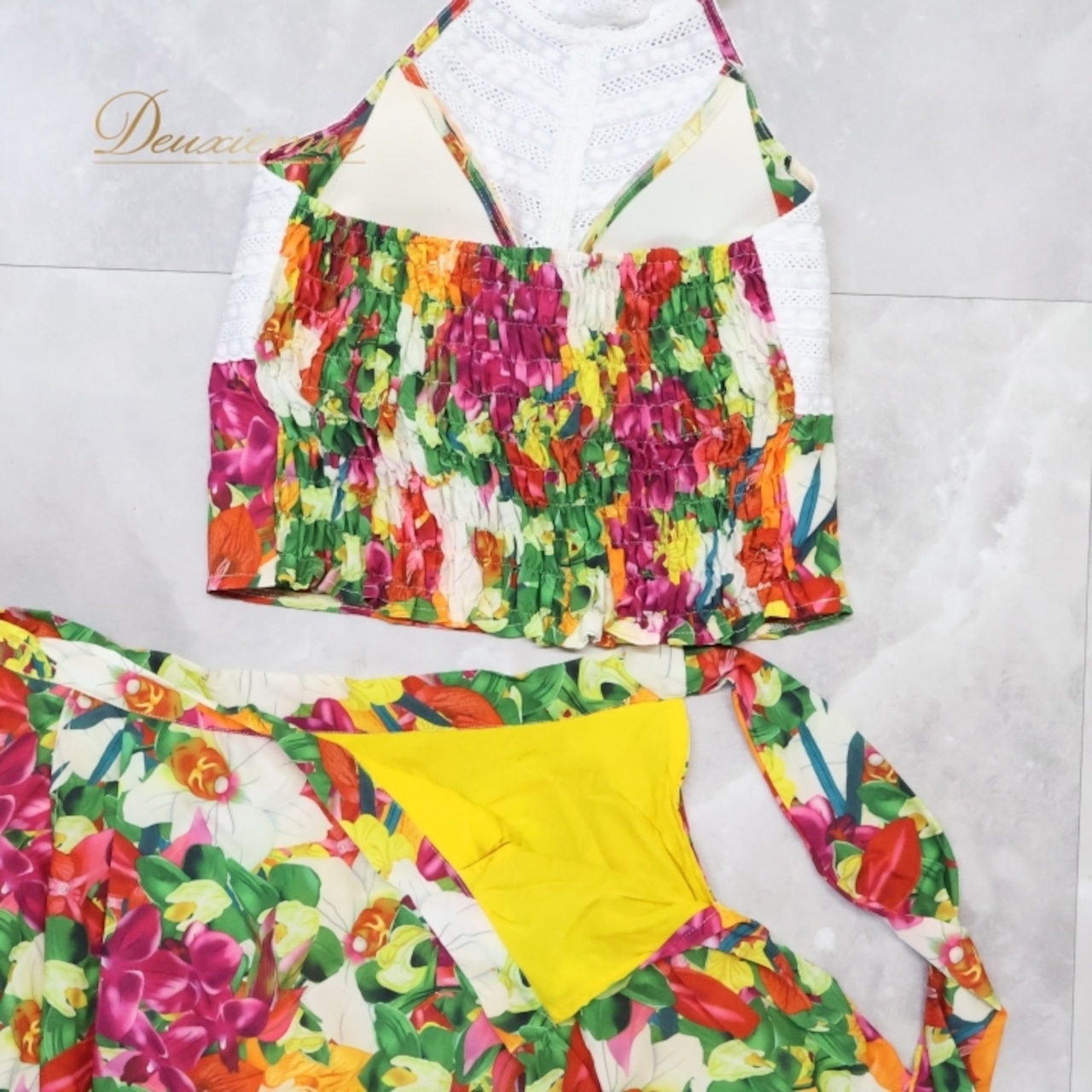 フラダンス 衣装 ツーピース セットアップ 上下セット ホワイト系 レース アシンメトリー スリット ホルターネック カップ付き 裏地 かわいい 華やか 鮮やか 明るい カラフル ハワイアン アロハ ハワイアンプリント フラ ダンス レッスン 練習 おしゃれ