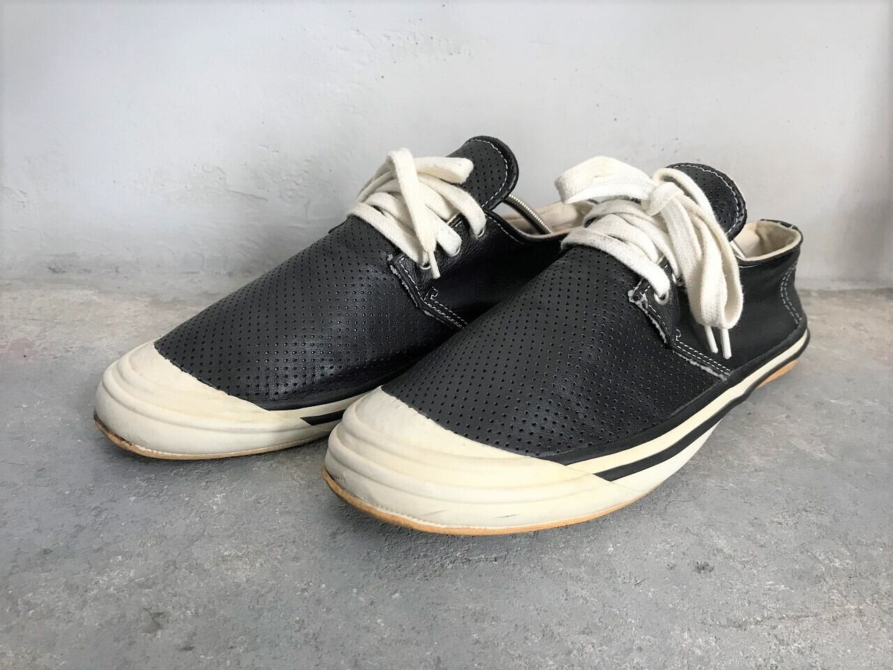 2000s unknown punching leather sneaker