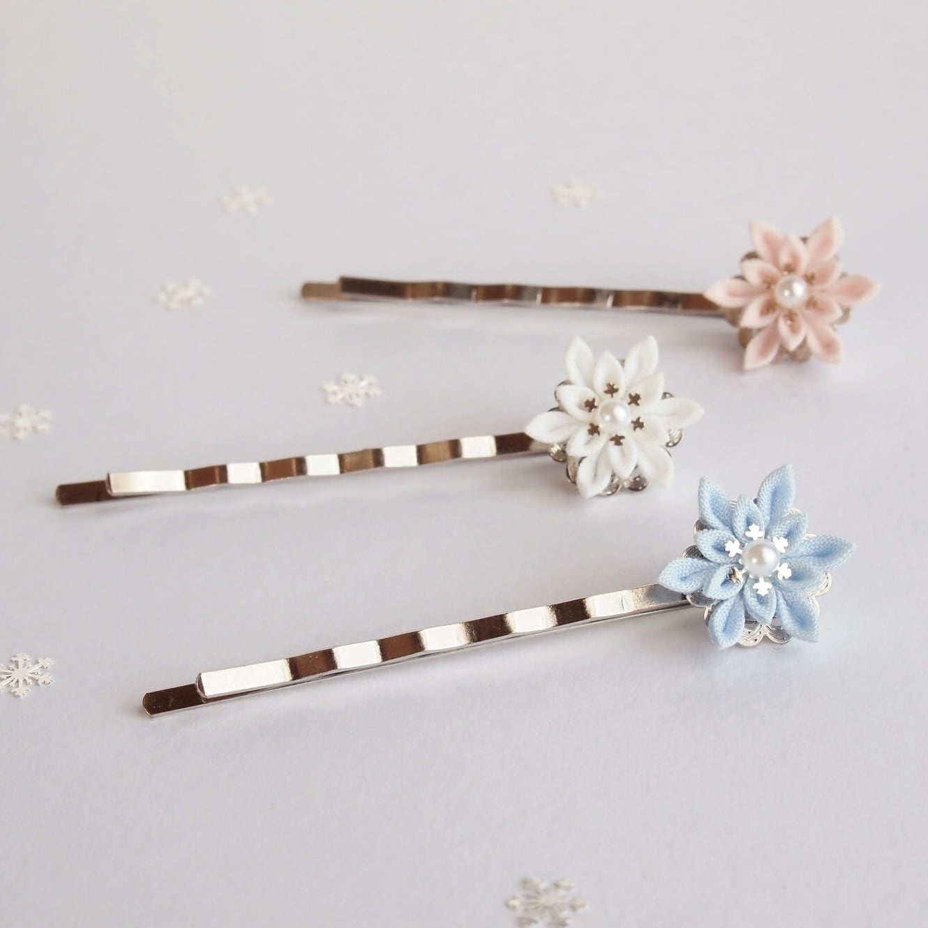 つまみ細工 雪の結晶ヘアピン 】---フラワー/誕生日/記念日/プレゼント