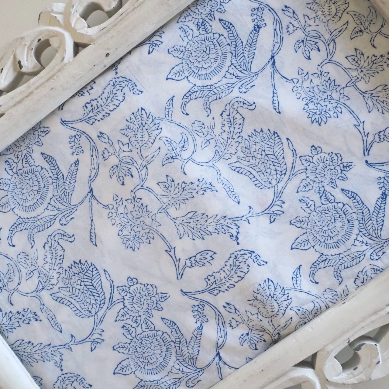ブロックプリント生地【50cm単位】インド綿 花柄 白×ブルー #52810-WT1