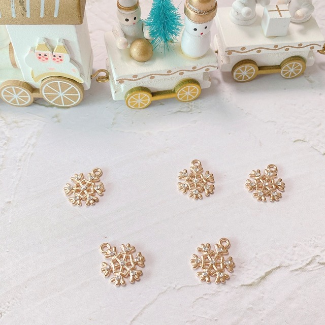 ♡4個セット♡雪の結晶　ゴールド　チャーム　ラインストーン