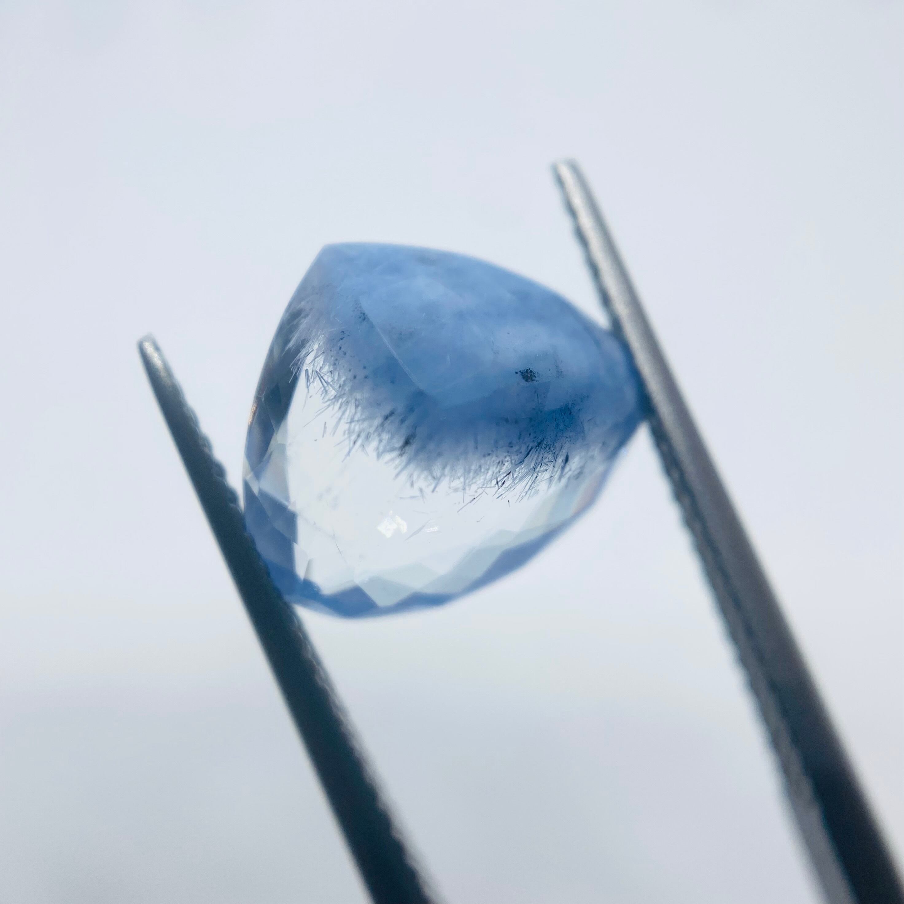 バイカラーなデュモルチェライトインクオーツ