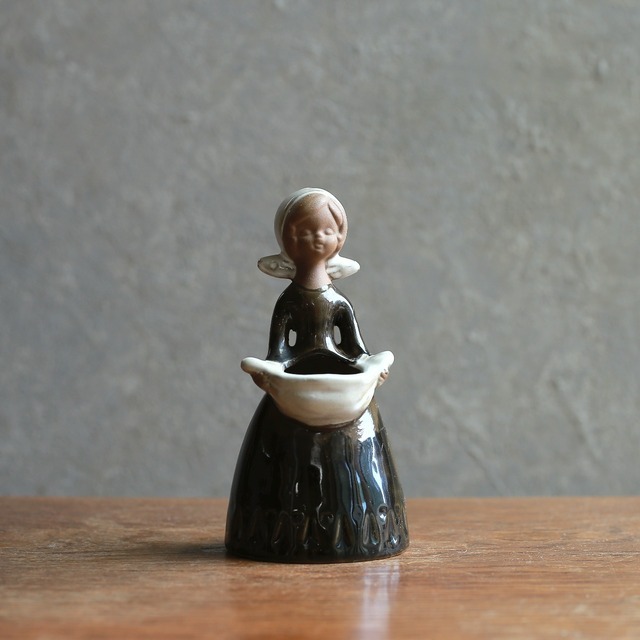 そっと目を閉じた、素朴な女の子のフラワーベース 9