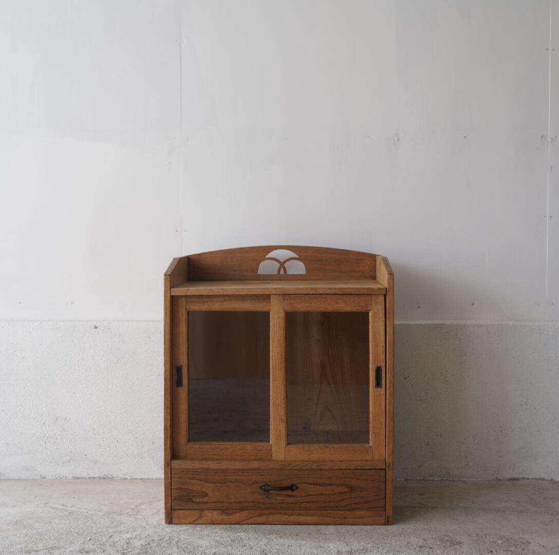 古いガラス戸棚