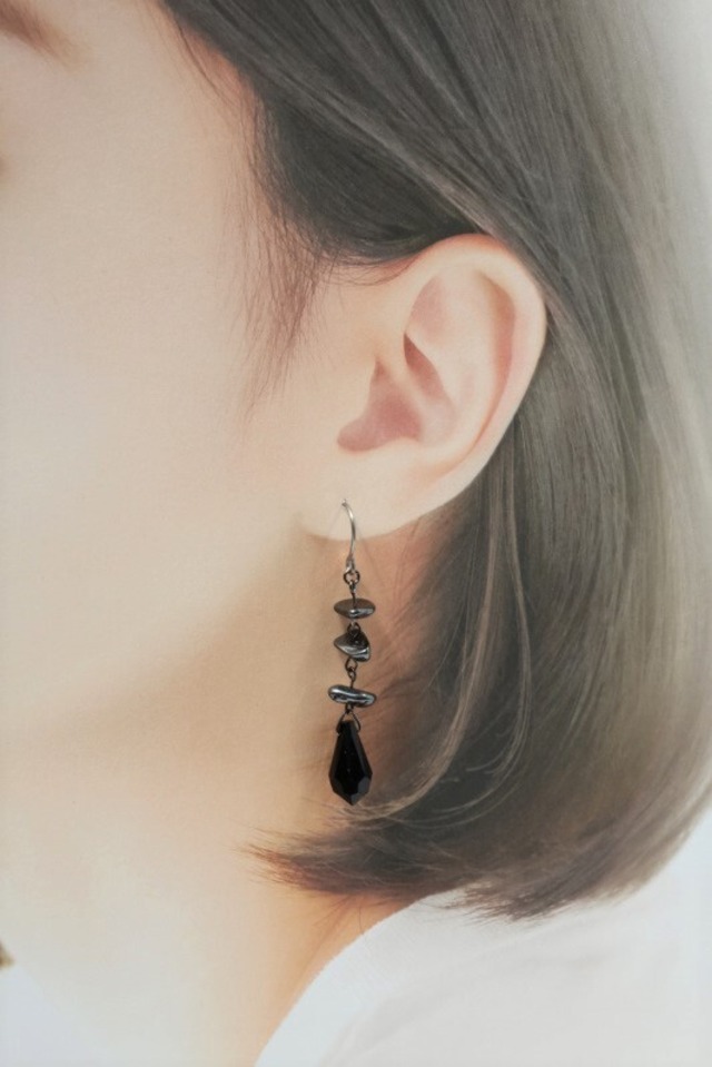 スワロフスキーとヘマタイトのチタンピアス(MA105)【血行促進・勝負強さを発揮する・過酷な運命に負けない】