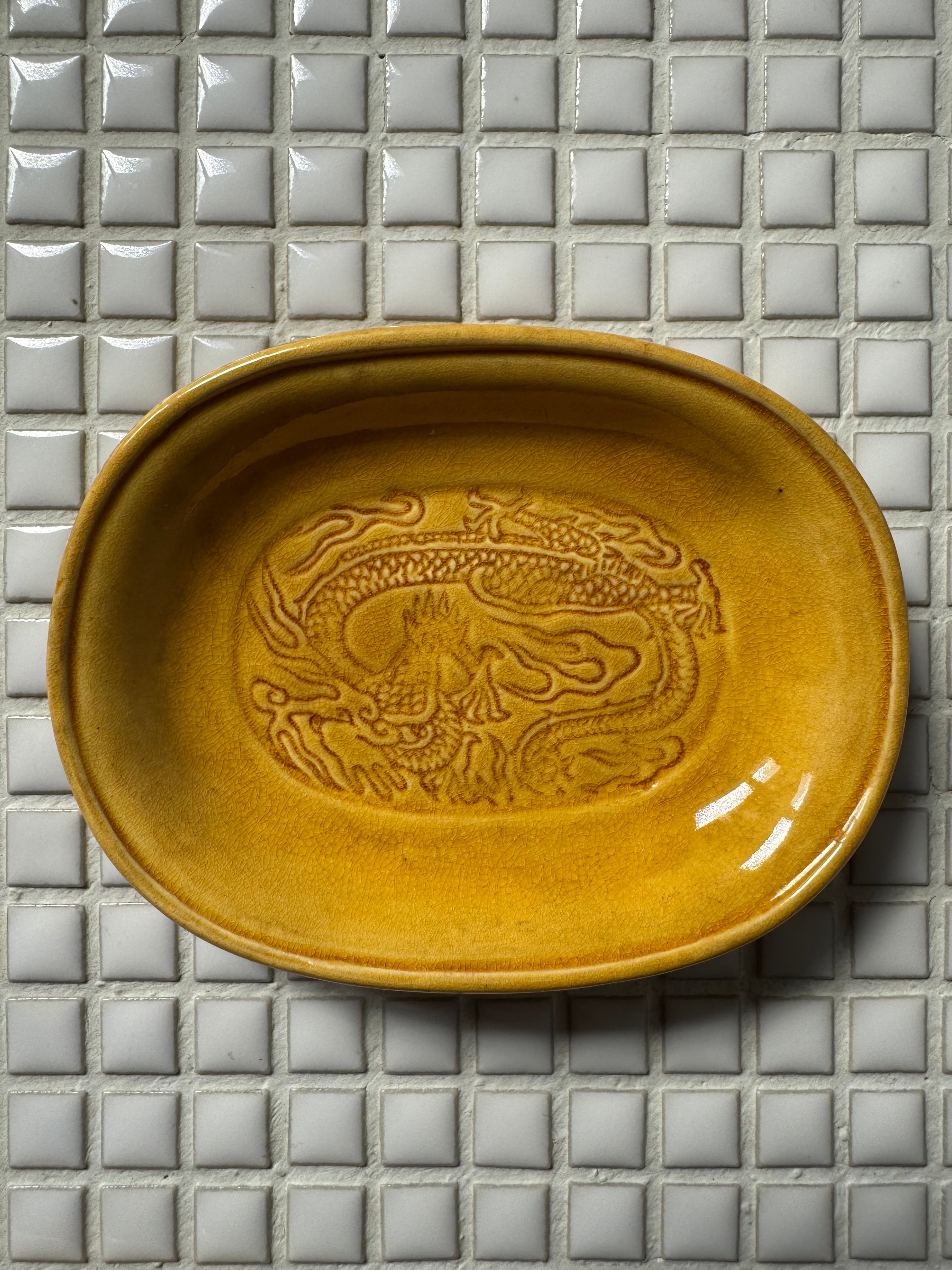 珉平焼 黄釉浮彫龍紋小判皿 b | fave