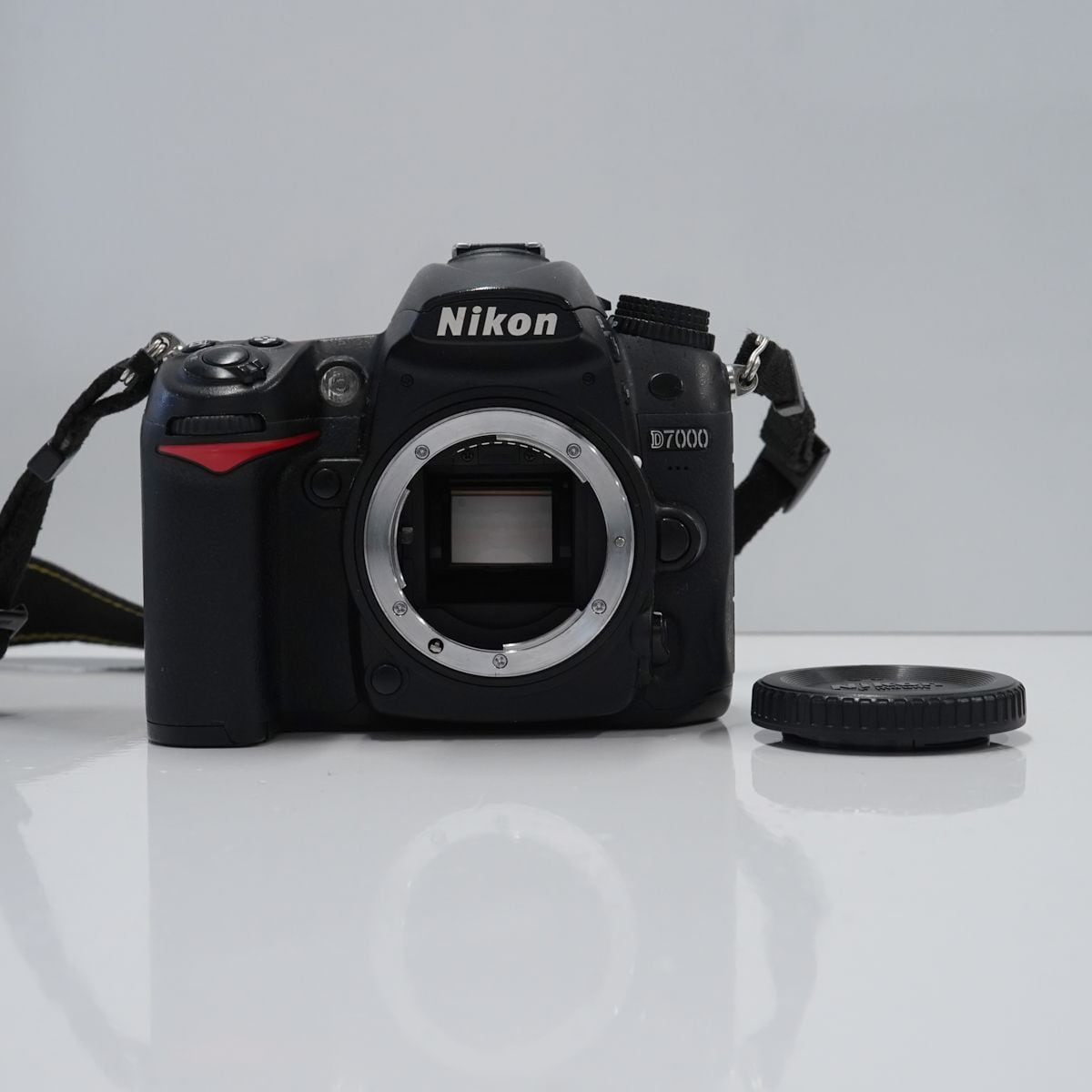 Nikon D7000 ボディ USED品 デジタル一眼 DX 本体+バッテリーのみ APS-C 完動品 中古 X4010 ウィット 鉄道忘れ物  販売 ブランド傘 カメラ イヤホン