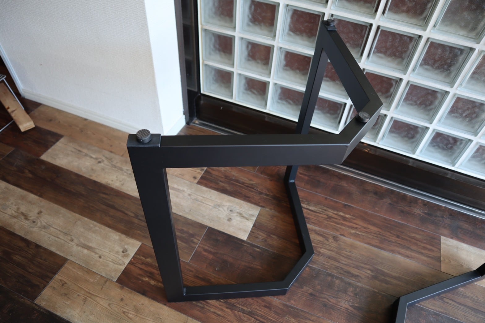 サイズオーダー可能　アイアン脚製作　く型　一枚板 | 一枚板テーブル・オーダー家具専門店・アトリエ一本道・埼玉・東京近郊