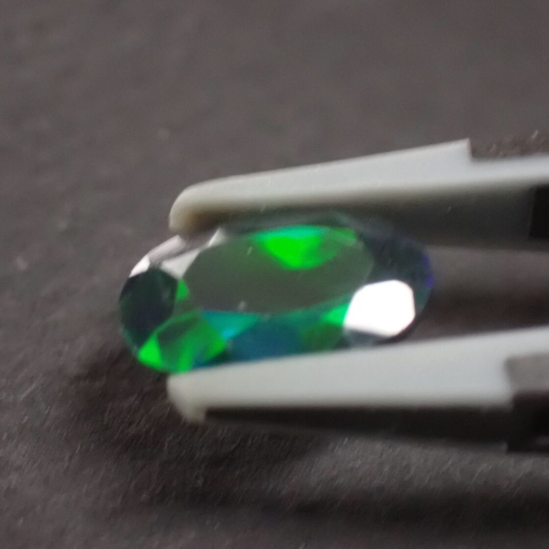 エチオピア産オパール オーバルカットルース 1.5ct 11.0mm*7.6mm*3.9mm 