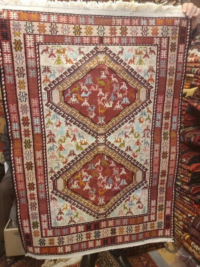 絨毯クエスト50【No.22】Varni (Silk) ※現在、こちらの商品はイランに置いてあります。ご希望の方は先ずは在庫のご確認をお願いします。