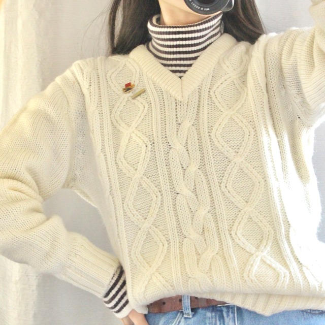 Ｖネックニット　ホワイト