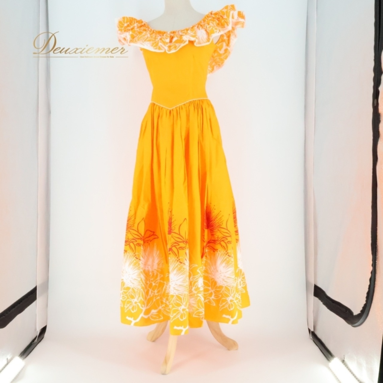 フラダンス 衣装 ワンピース ドレス メネフネプランテーション オレンジ系 MENEHUNE PLANTETION 日本製 フリル かわいい 華やか 鮮やか 明るい 橙 白 赤 ハワイアン アロハ ハワイアンプリント フラ ダンス レッスン 練習 おしゃれ