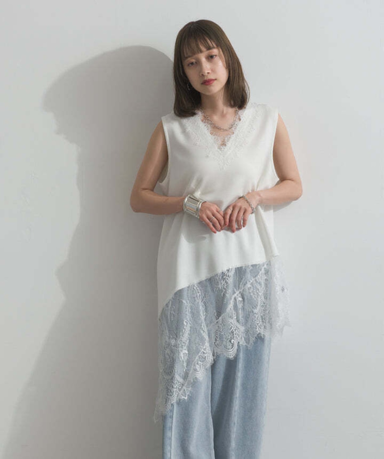 2603015 レースヘムレイヤードノースリーブトップス white
