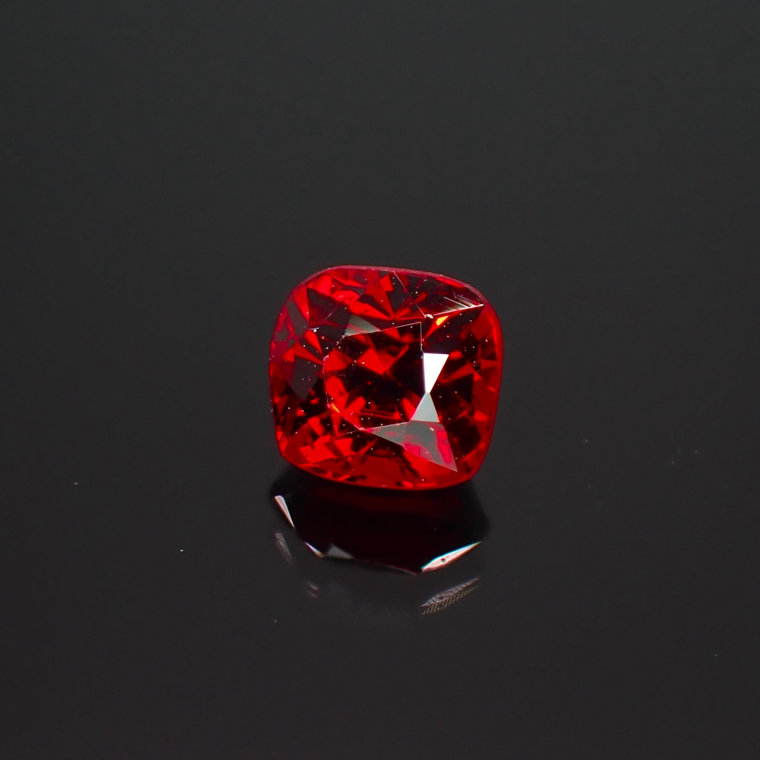 生命力溢れる深紅の宝石 0.48ct 天然 レッドスピネル | Frederick’s Gems&Jewelry powered by BASE
