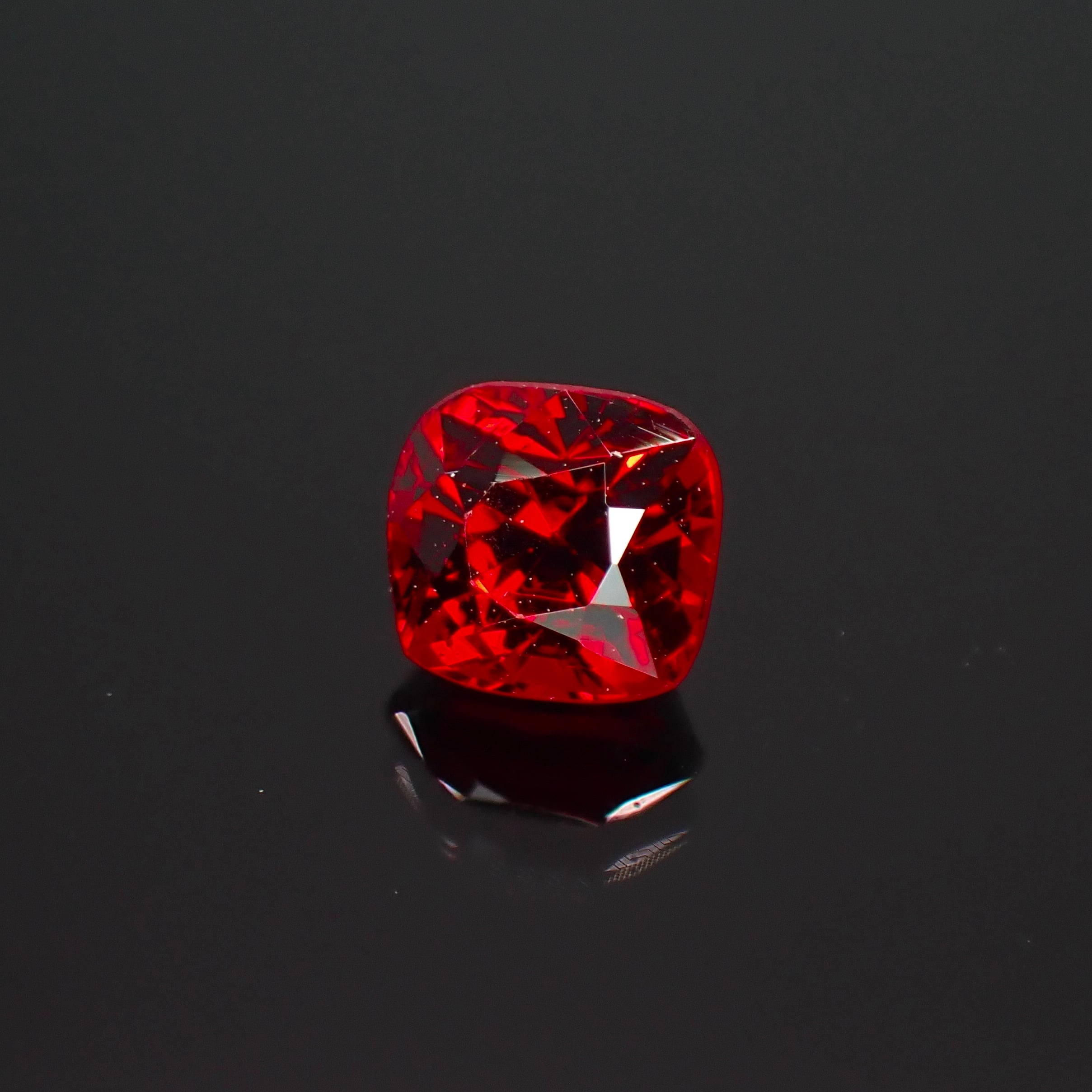 生命力溢れる深紅の宝石 0.48ct 天然 レッドスピネル | Frederick's