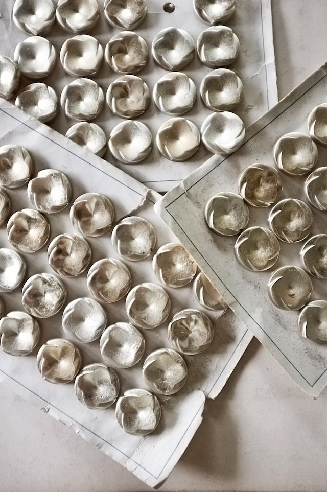 40s フランス 4p 銀月色の花とルーサイトボタンセット ヴィンテージ