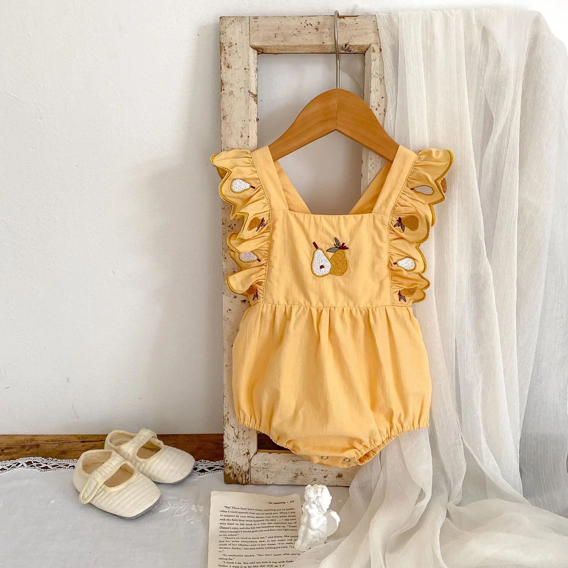 【取寄】スカラップフリルとpear刺繍がおしゃれな西欧風ロンパース