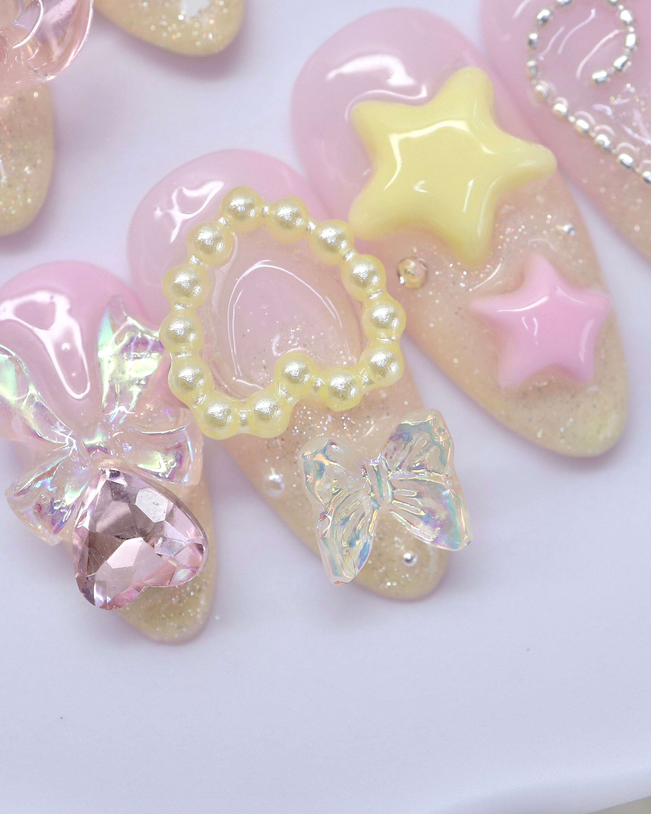 トレンドの天使の羽ネイル♡ピンクと黄色のゆめかわゴテゴテネイル