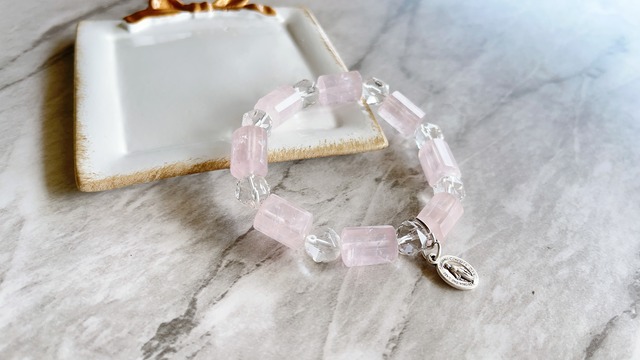 【再販】スターラウンドカットクリスタルとマダガスカル産ローズクォーツのブレスレット✧不思議のメダイ✧チャームブレスレット