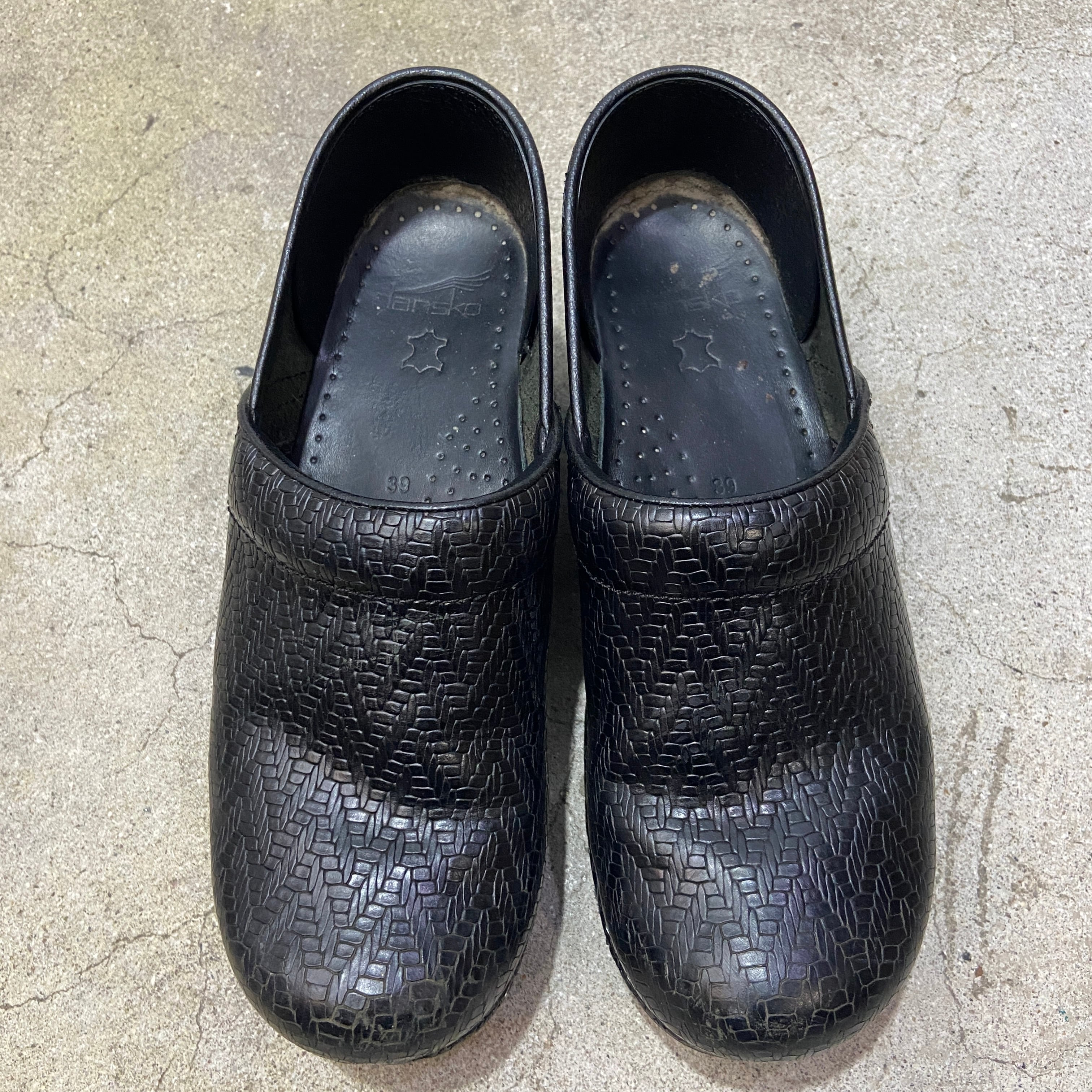 送料無料』dansko ダンスコ プロフェッショナル クロッグ 型押し 39 