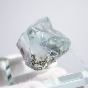 フローライト 共生 中国・ヤオガンシャン産 / 原石 標本【F_3】