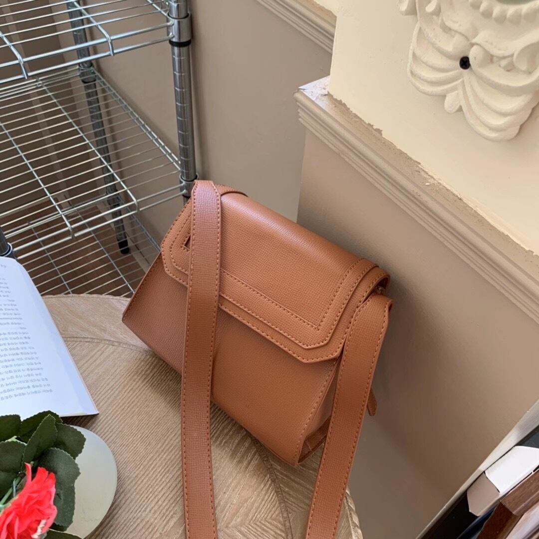 フラップショルダーバッグ