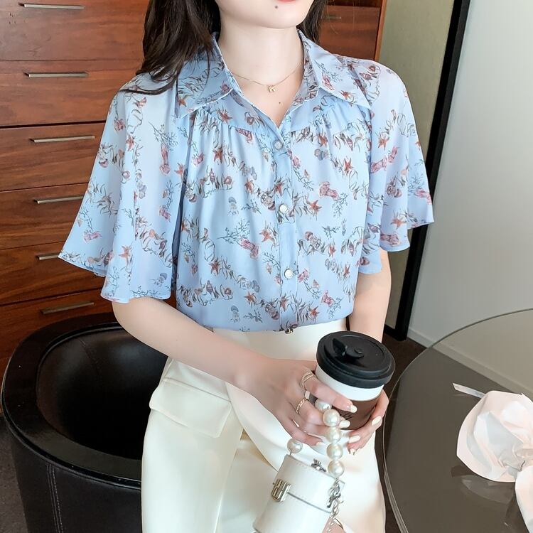 トップス レディース ブラウス 花柄 半袖 シフォン フリル かわいい 大人可愛い きれいめ シンプル カジュアル 上品 おしゃれ お洒落 ナチュラル こなれ感 キュート ラブリー ガーリー ロマンチック 抜け感 爽やか 主役級 存在感 オフィス ビジネス OL 通勤 学生 通学 デート お出かけ 女子会 休日 S M L XL 2XL ブルー 青 フラワー 夏 20代 30代 40代 韓国 韓国系 着回し 普段使い 定番 ファッション コーデ モテ 送料無料