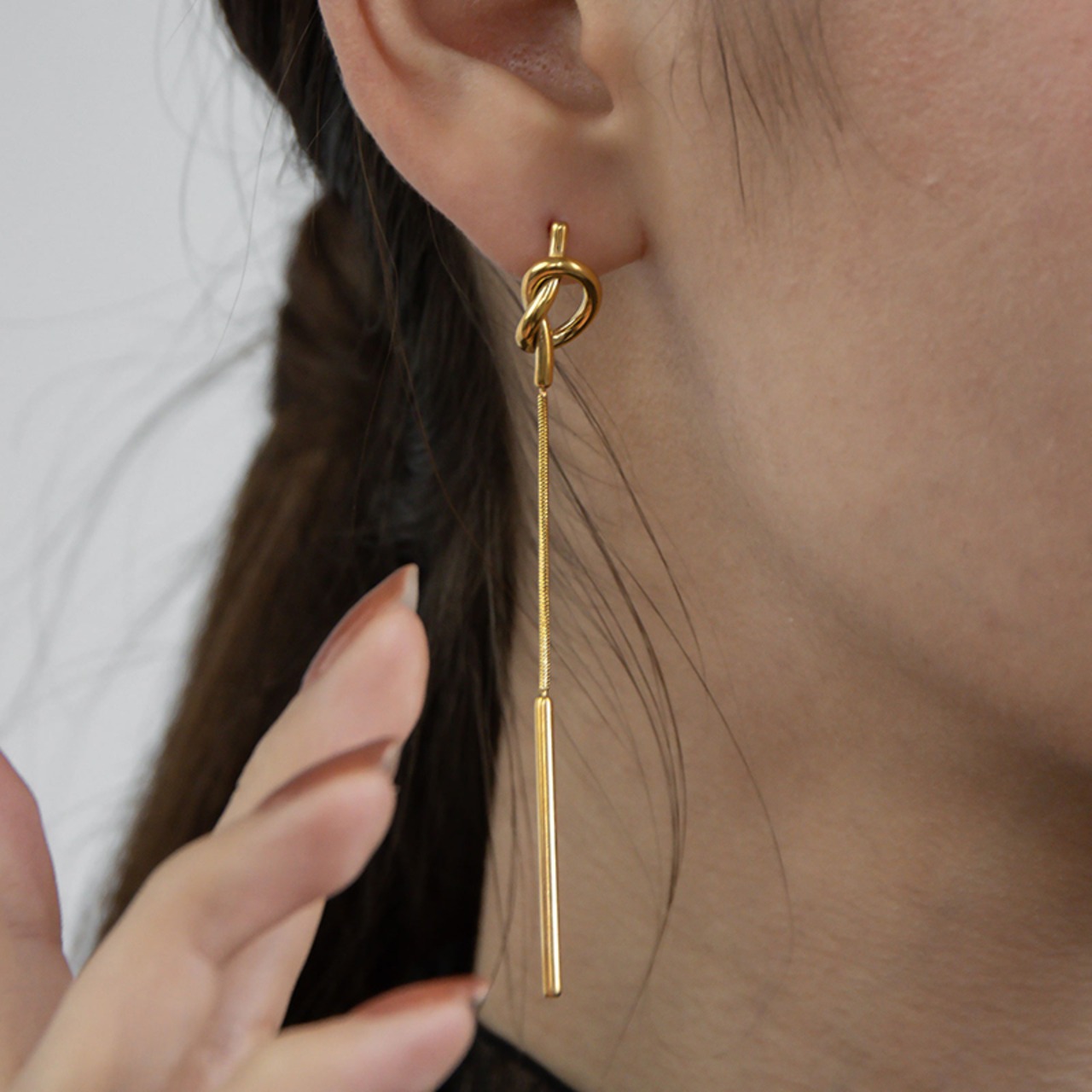 【ネコポス便】ピアス ロングピアス レディース 結び目 ノット モチーフ 揺れる 縦長 チェーン ゴールド シルバー 大ぶり 華奢見え きれいめ 大人 上品 カジュアル フォーマル  2427