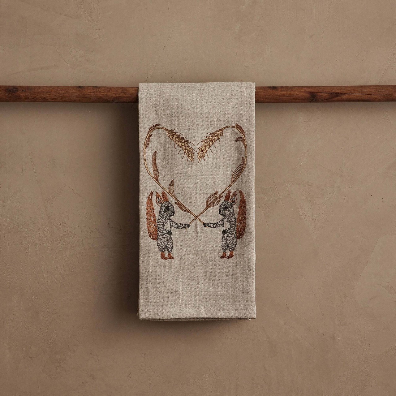Coral&Tusk ティータオル Squirrels with Wheat