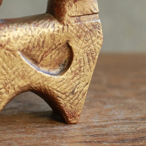 凛々しく立つ、ずっしりと力強い犬 4