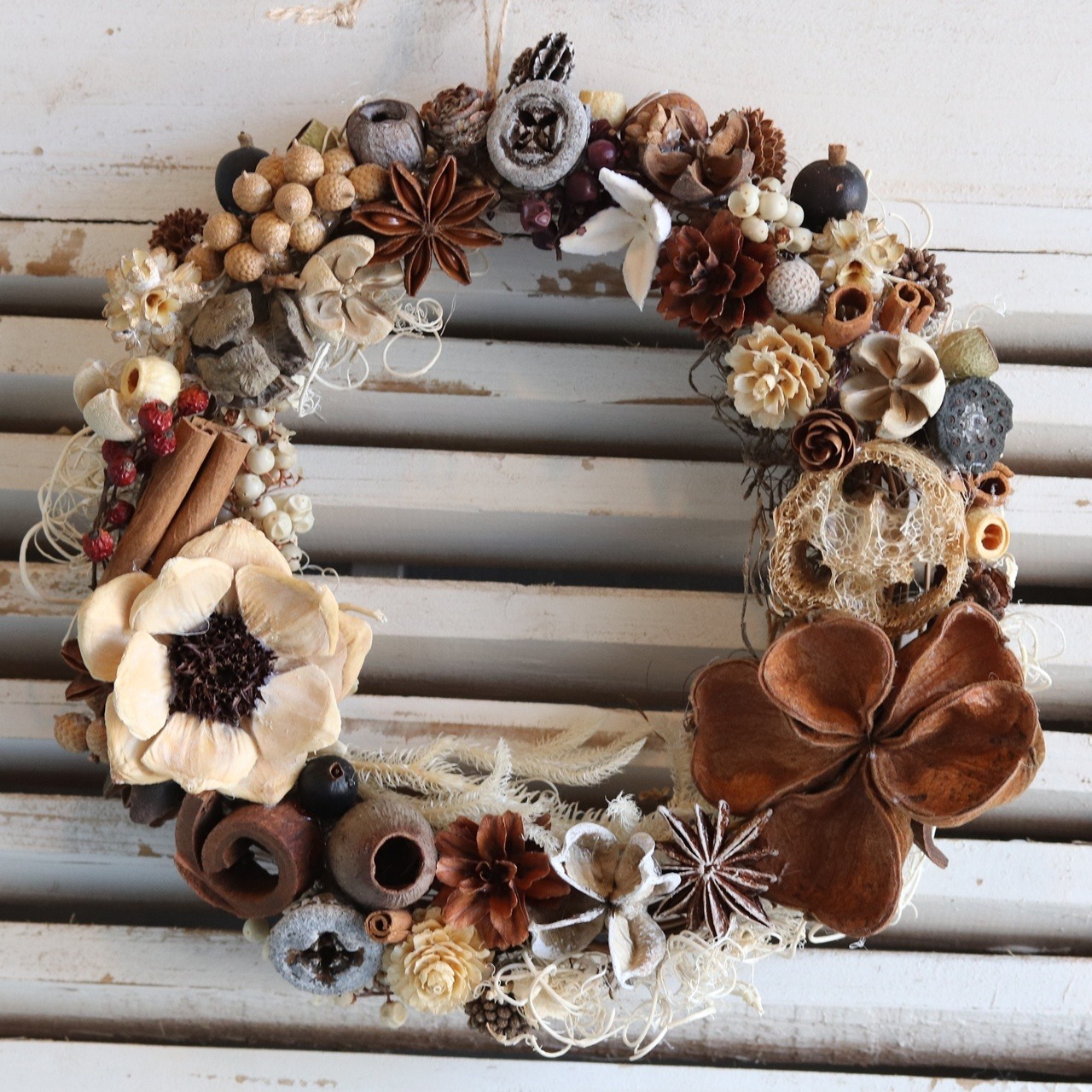 木の実のリース（秋冬にオススメ）リース 木の実ロータスフラワー　お誕生日、結婚記念日、開店お祝い、プレゼント