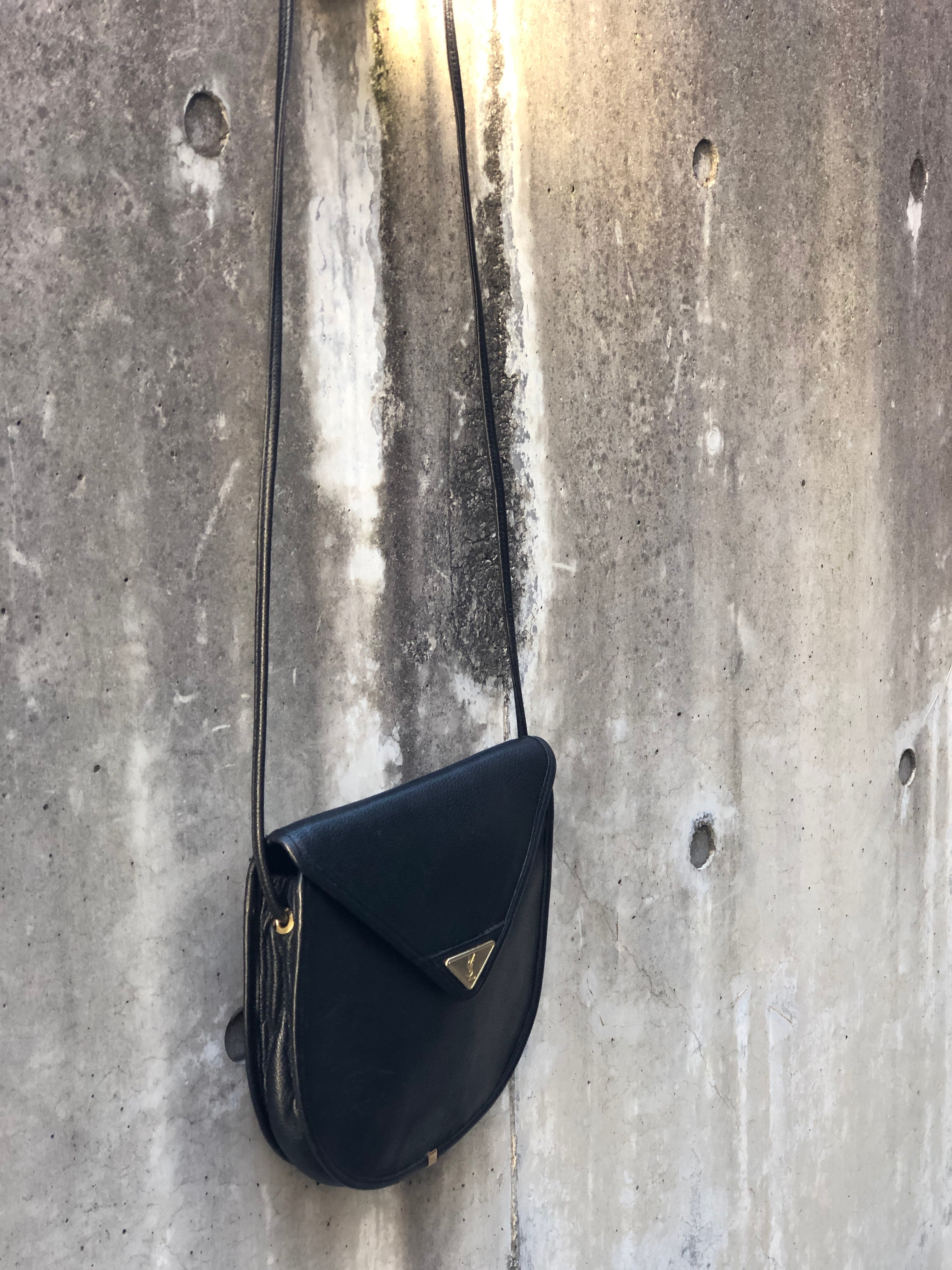 Yves Saint Laurent イヴ サンローラン YSLプレート エンボスレザー