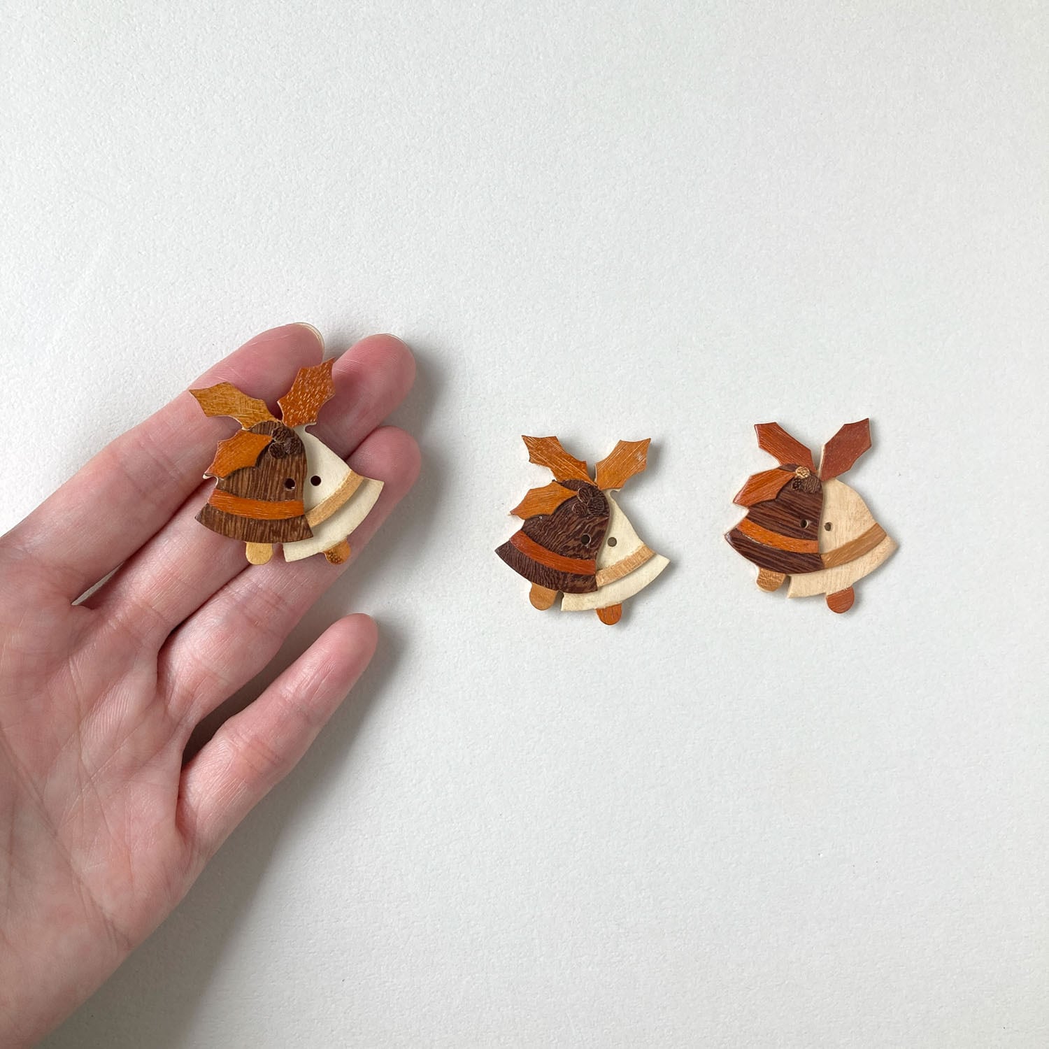 木製ヒイラギとクリスマスベルのフランスボタン（2p・36mm） | Dua