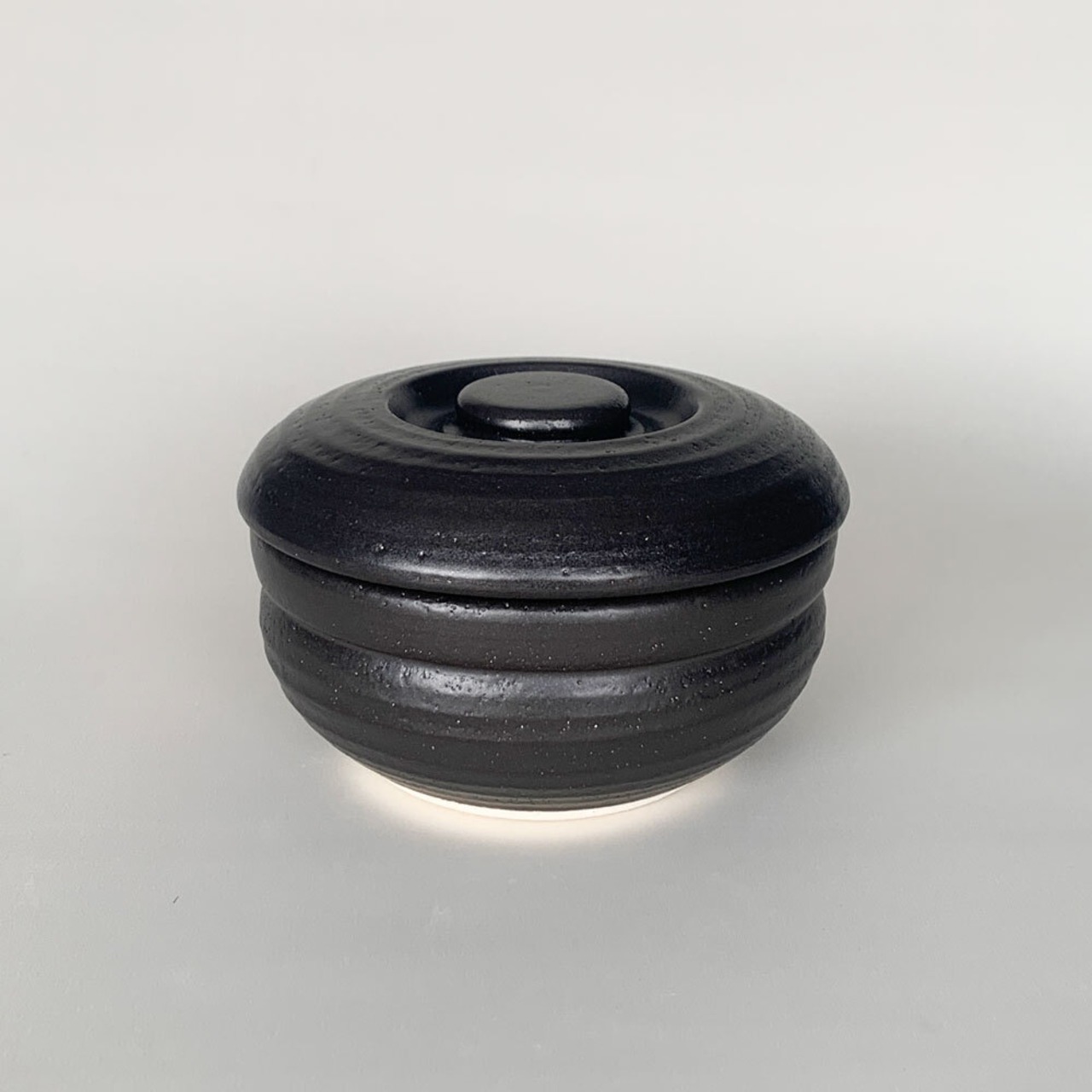 おひつ 黒釉 おひつ器 2.5合用 萬古焼 電子レンジ対応 陶器 日本製 ご飯 ごはん 保存容器