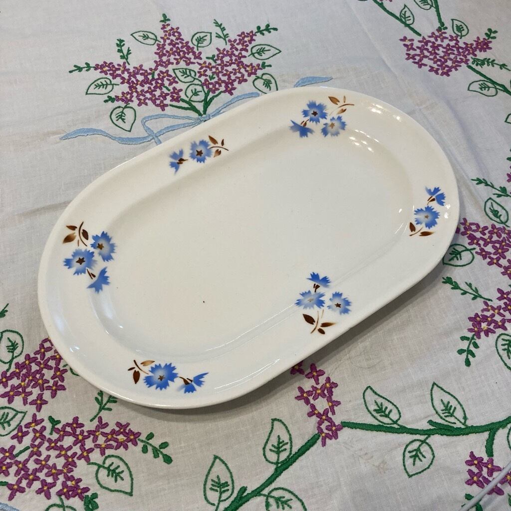 青い花模様の楕円形プレート 青い花模様の楕円形プレート