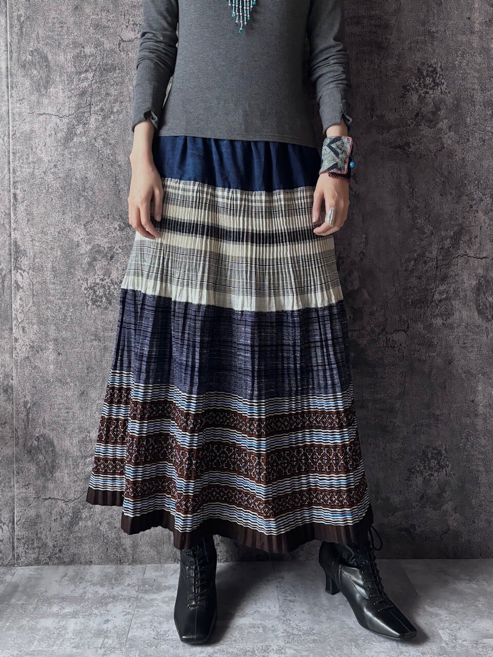 カ*ラ様 古古布・モン族藍染めバティック布手刺繍おんぶ布 ラオス モン族の生活様式を表した刺繍布（小） Type.2｜旅する雑貨屋
