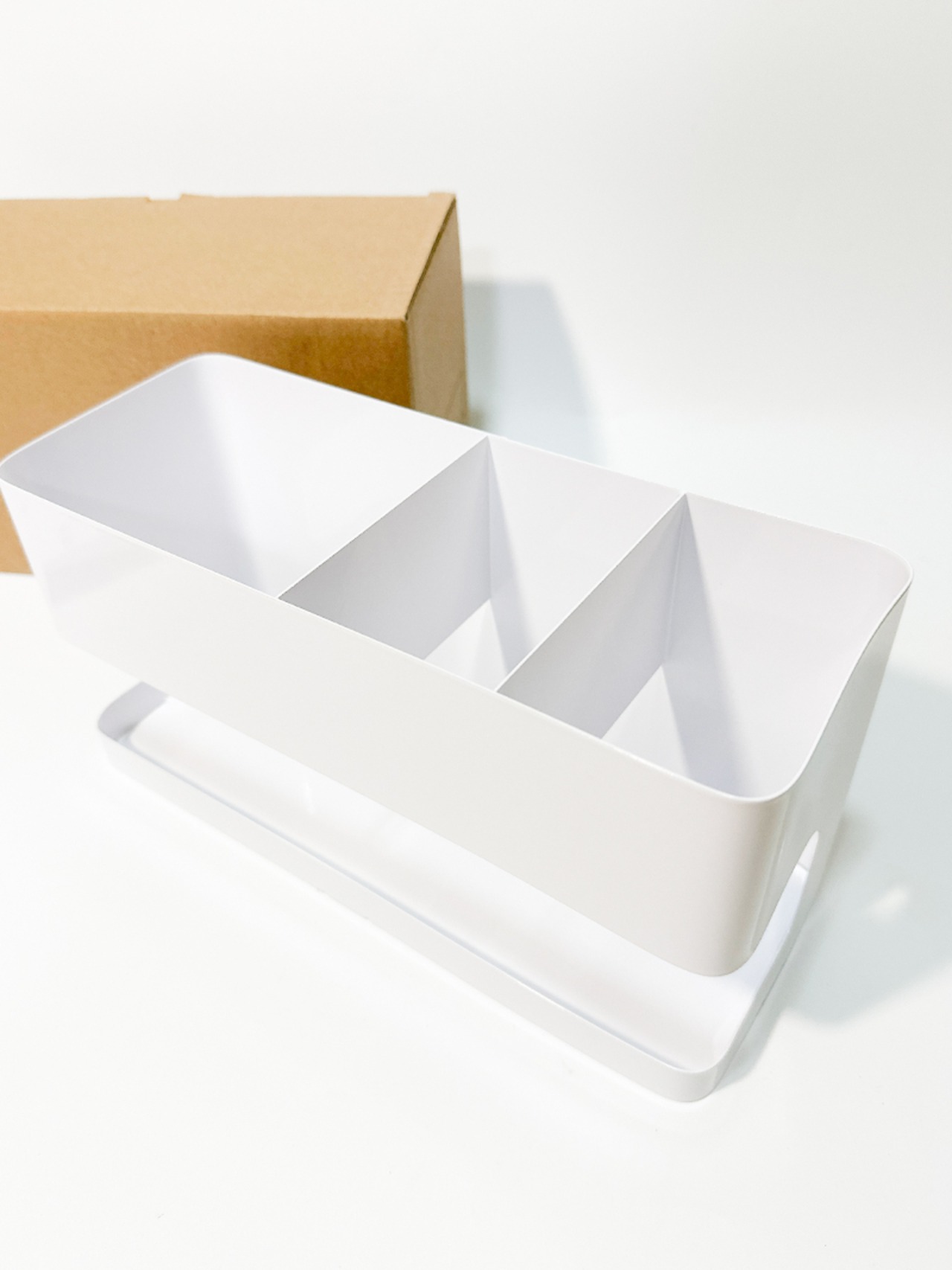 浴室用ラック マグネット お風呂 ホワイト 白 錆びない バスルーム 容器 入れ物 収納 コンパクト 吸着 壁に張り付く