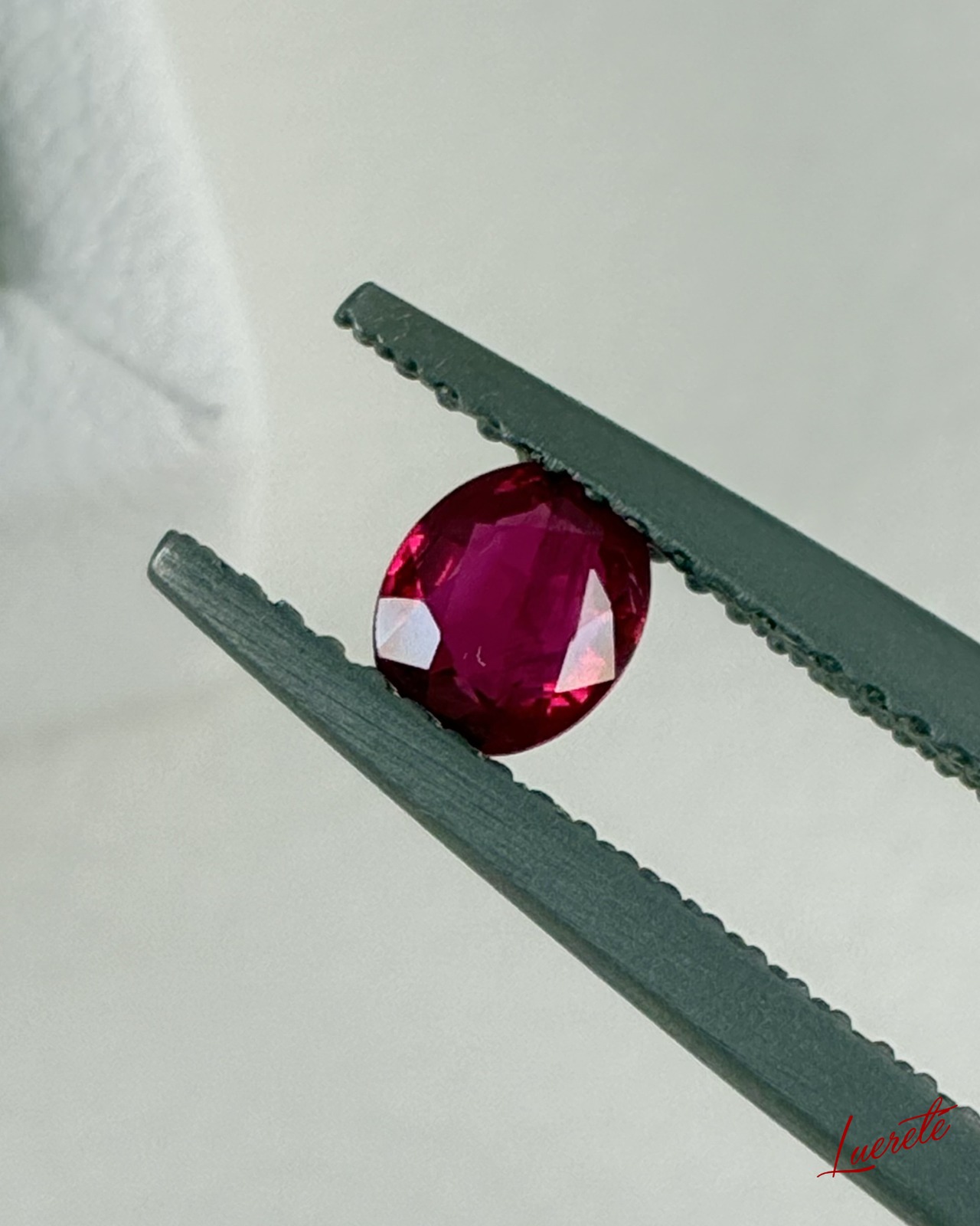 Natural Oval Ruby 0.6ct Loose Gemstone 天然オーバルルビー 0.6ct ルース【LE-0070】