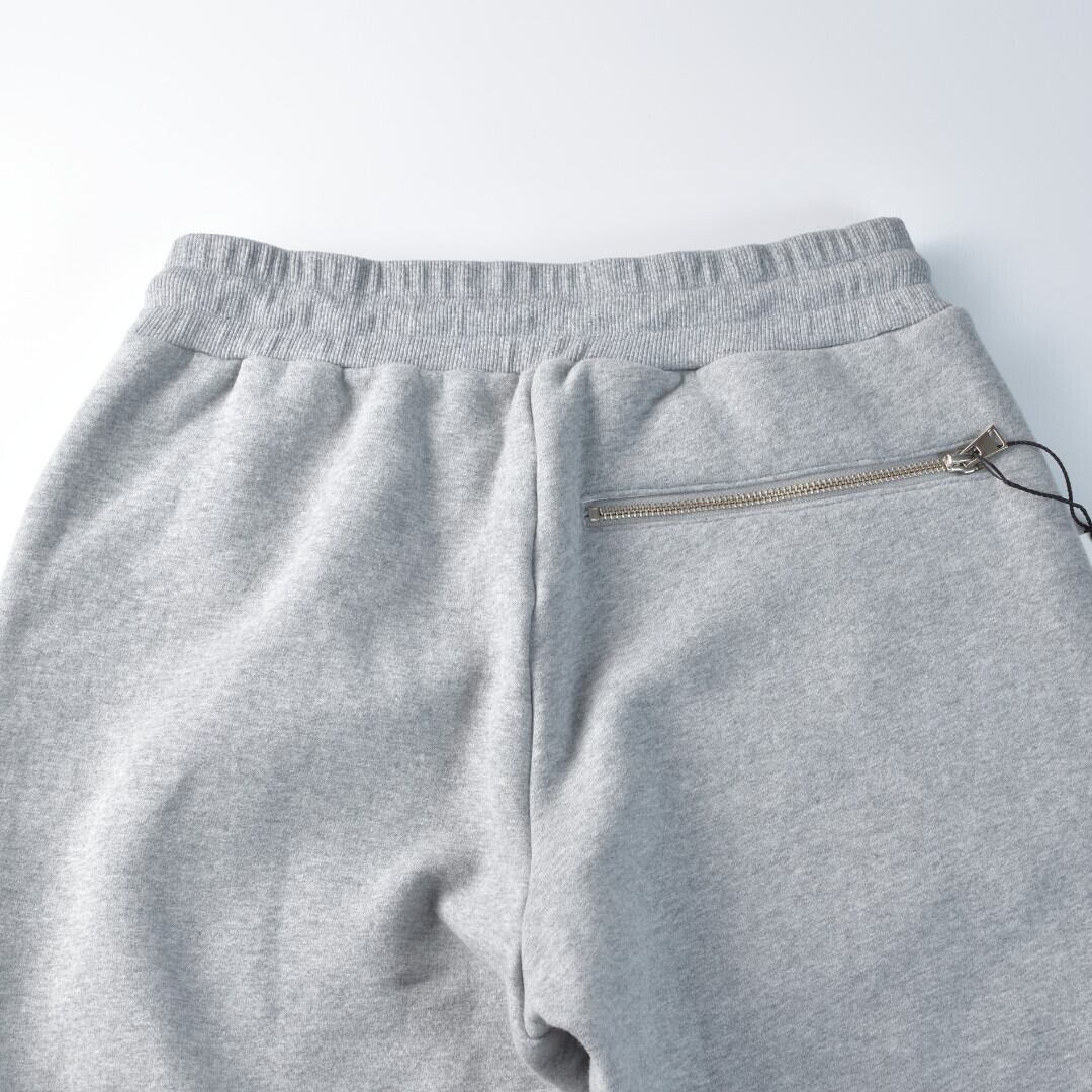 ARBRE アルブル 裏起毛スウェットジョガーパンツ・杢グレイ【メンズ】スッキリとしたブルゾンやニットのボトムに合わせて着てください。