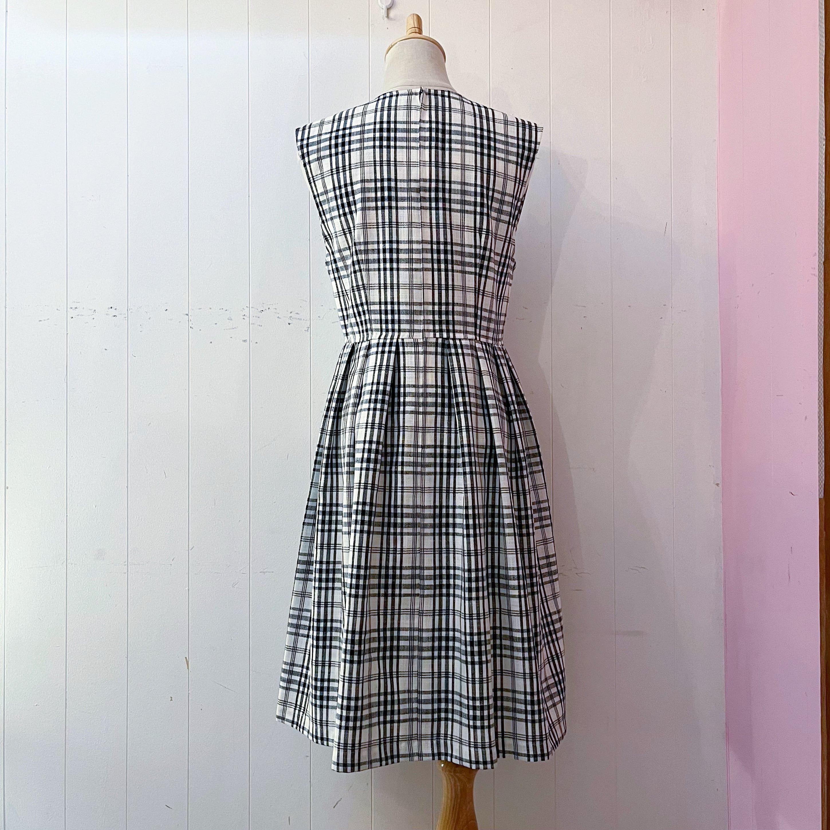 flower ribbon brooch check jumper skirt