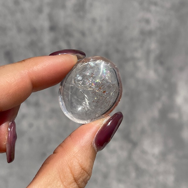 【水晶タンブル Quartz】虹あり｜赤いインクルージョンあり｜鉱物 天然石 パワーストーン